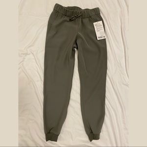 lululemon- on the fly jogger*woven*